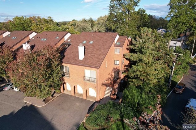 2 Lowell Ct, Teaneck, NJ 07666