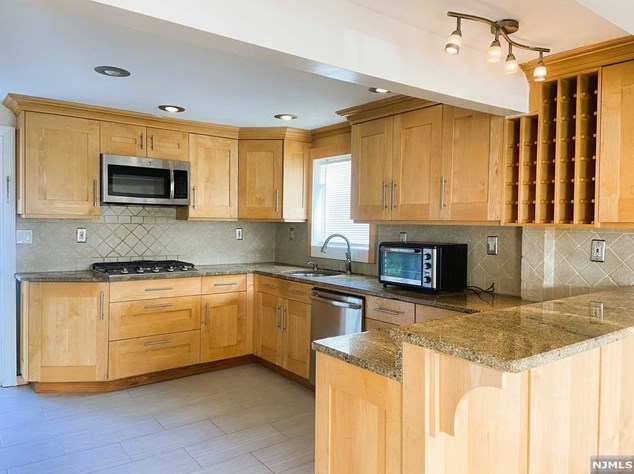 89 Lincoln Ave, Elmwood Park, NJ 07407