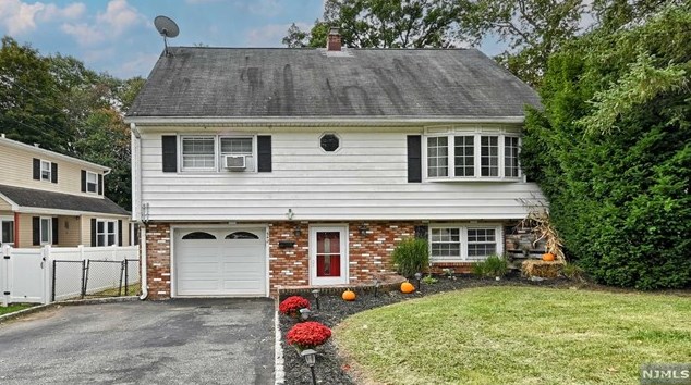 542 Skyline Lake Dr, Skyline Lakes, NJ 07456