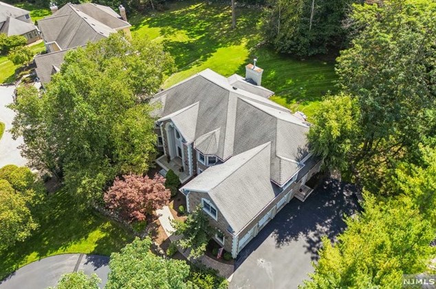 26 Degraaf Ct, Mahwah, NJ 07430