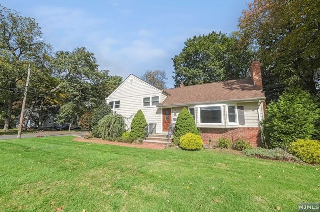 66 Washington Ave, Hillsdale, NJ 07642-2840