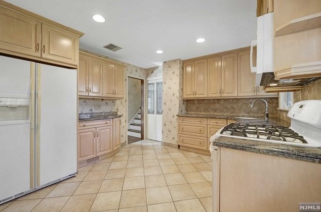 66 Washington Ave, Hillsdale NJ  07642-2840 exterior