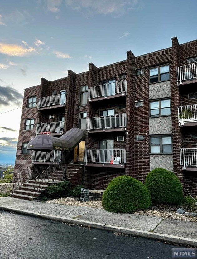 201 12th St #18, Palisades Park, NJ 07650