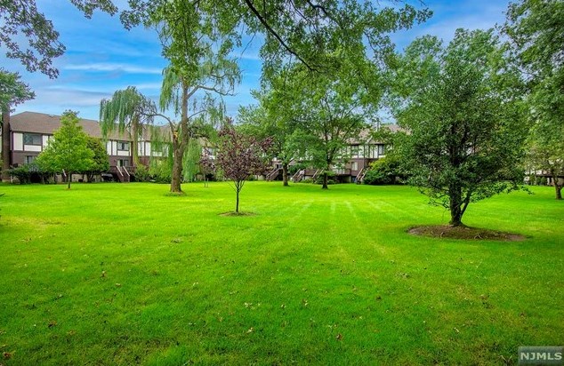 7 Holiday Ct #t007, Westwood, NJ 07675