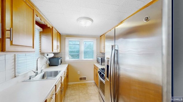 90 Hamilton Ave, Elmwood Park NJ  07407-2936 exterior