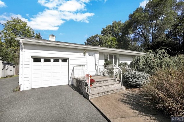 10 Aster Ln, Westwood, NJ 07675-6420