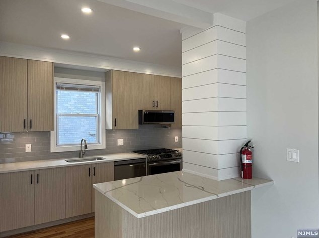 99 Ray St #1, Outwater, NJ 07026