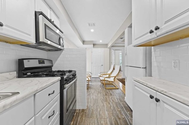 321 W Oakland Ave, Oakland, NJ 07436