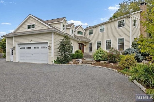 470 Sterling Pl, Ridgewood, NJ 07450