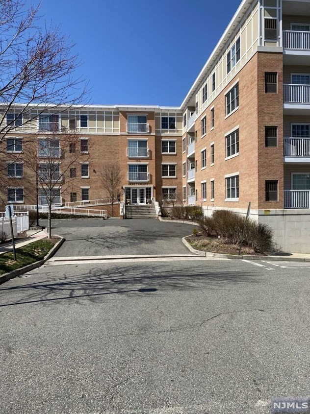 102 Terrace Ave #306, Rochelle Park, NJ 07662