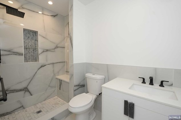307 Elm Ave, Hackensack NJ  07601-1652 exterior