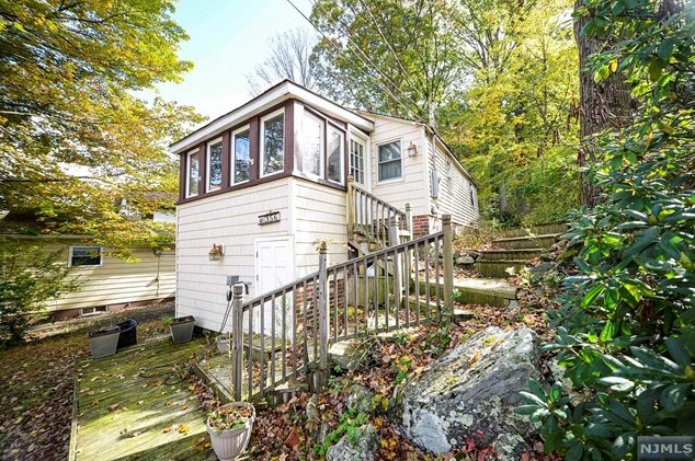 356 Maxim Dr, Hopatcong, NJ 07843