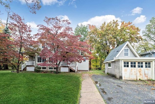 102 E Woodcliff Ave, West Paterson, NJ 07424