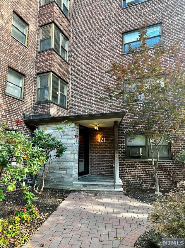 421 Park Pl Apt 2b, West Fort Lee, NJ