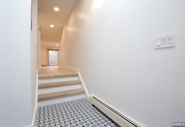 471 Tenafly Rd, Englewood, NJ 07631
