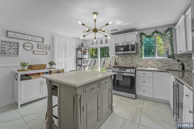 49 Clinton Park Dr, Bergenfield NJ  07621-2452 exterior