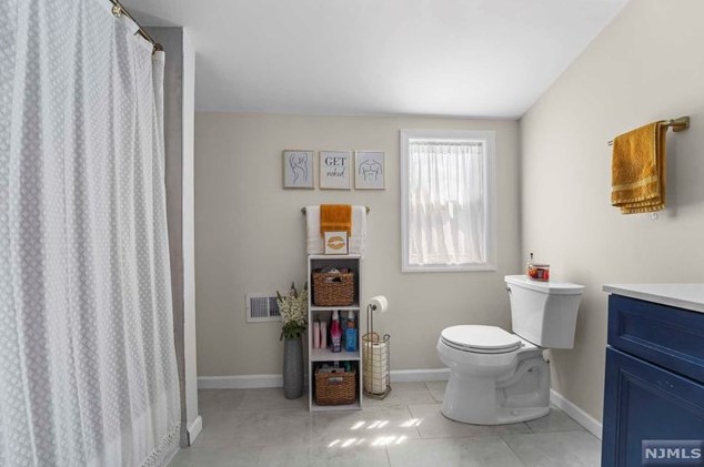 49 Clinton Park Dr, Bergenfield NJ  07621-2452 exterior