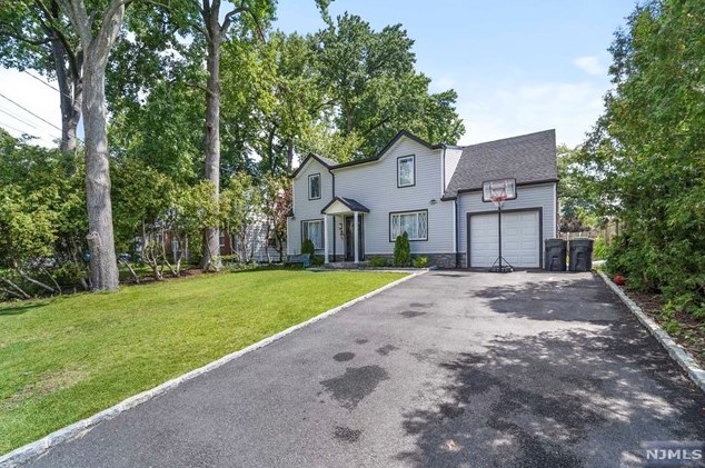 49 Clinton Park Dr, Bergenfield NJ  07621-2452 exterior