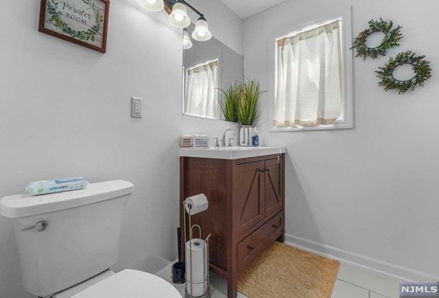 49 Clinton Park Dr, Bergenfield NJ  07621-2452 exterior