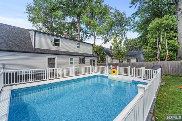 49 Clinton Park Dr, Bergenfield NJ  07621-2452 exterior