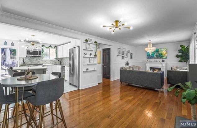 49 Clinton Park Dr, Bergenfield NJ  07621-2452 exterior