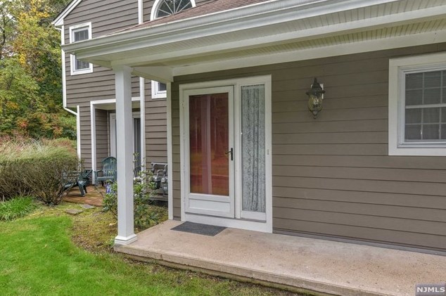 142 Oldwoods Ct, Mahwah, NJ 07430