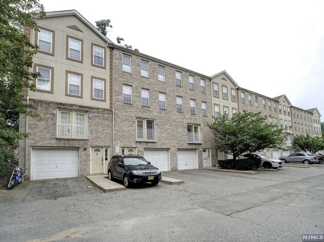 15 Zabriskie St #1502, Hackensack, NJ 07601