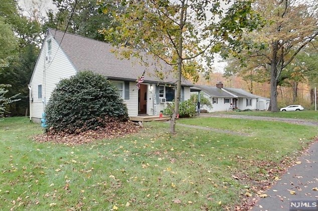 16 Beaver Ave, West Milford, NJ 07480
