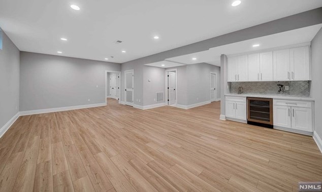 183 Cleenput Ter, Paramus NJ  07652-4438 exterior