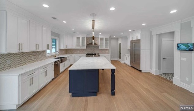 183 Cleenput Ter, Paramus NJ  07652-4438 exterior