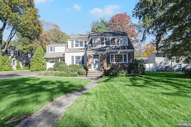 2 Brandywine Rd, Ho Ho Kus, NJ 07423