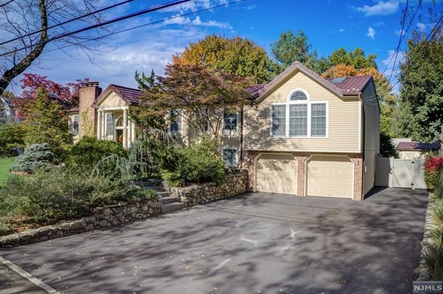22 Chimney Ridge Ct, Westwood, NJ 07676-4801
