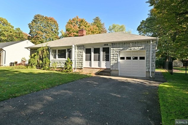 308 Calvin Ct, Wyckoff, NJ 07481