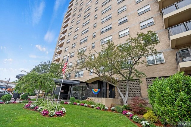 7100 Blvd E #12d, West New York, NJ 07093