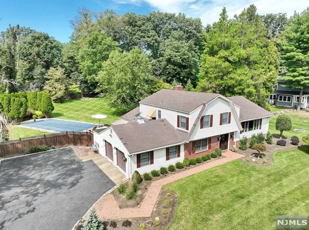 17 Skyline Dr, Upper Saddle River, NJ 07458