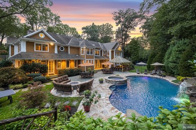 27 Sheppard Dr, Montvale, NJ 07645-1209