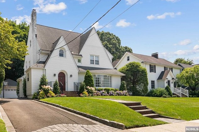 25 Ashton Pl, Ridgewood, NJ 07452