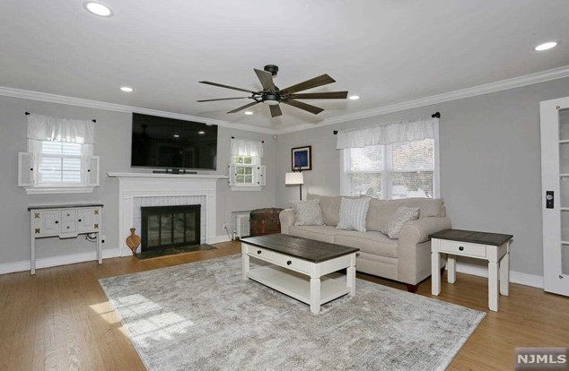 86 Chestnut St, Midland Pk NJ  07432-1514 exterior