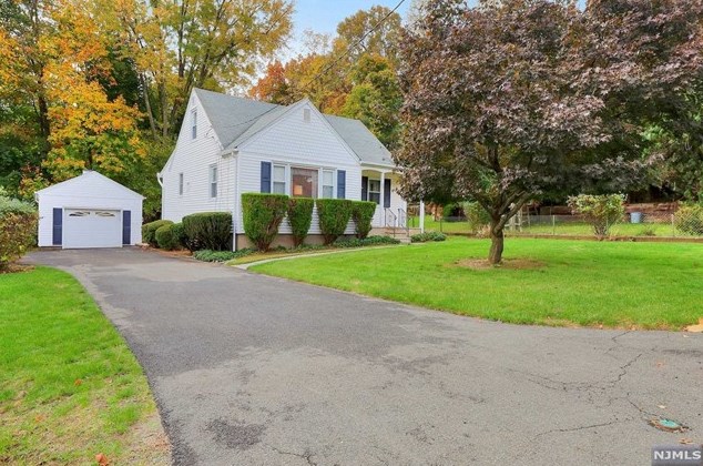 77 Eastview Ave, Mahwah, NJ 07430