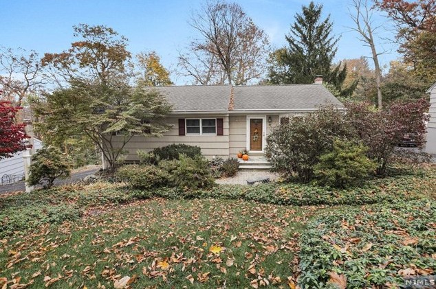 49 Walnut St, Oakland, NJ 07436