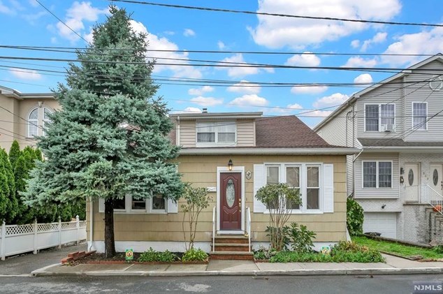 185 Weigands Ln, Secaucus, NJ 07094