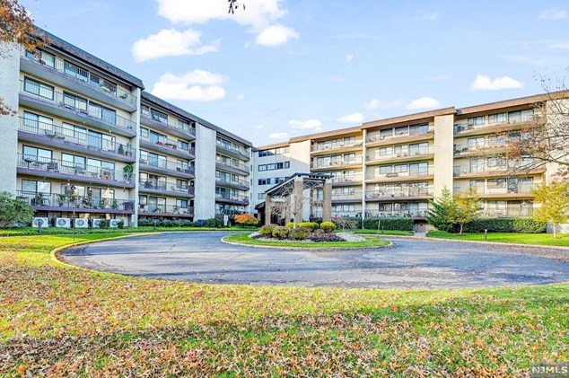 521 Piermont Ave #330, Westwood, NJ 07675