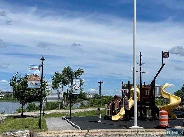1018 Koelle Blvd, Secaucus NJ  07094-4224 exterior