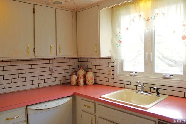 1018 Koelle Blvd, Secaucus NJ  07094-4224 exterior