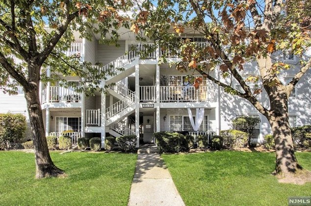 469 Quince Ct, Mahwah, NJ 07430