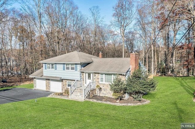19 Weiss Rd, Upper Saddle River, NJ 07458