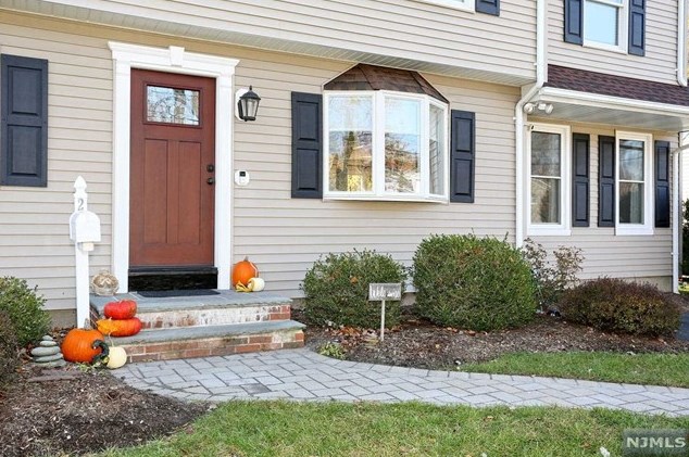 2 Cathy Ln, Waldwick, NJ 07463-1204