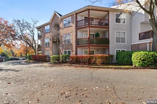 140 Lynette Dr, West Fort Lee, NJ 07024