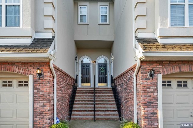 194 Blue Heron Dr, Secaucus, NJ 07094