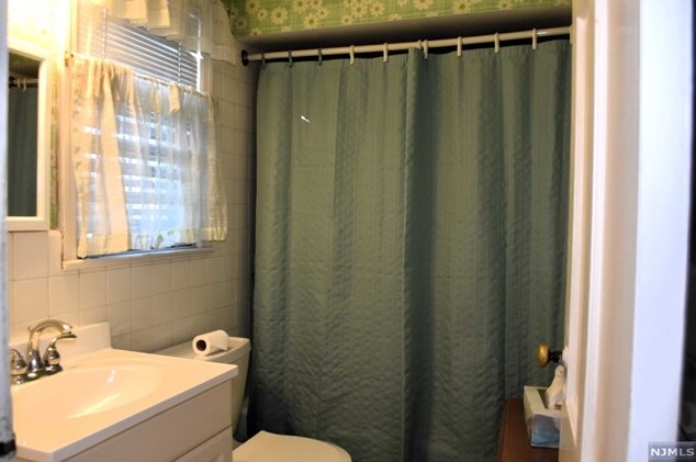 87 Ackerman Ave, Elmwood Park NJ  07407-1608 exterior